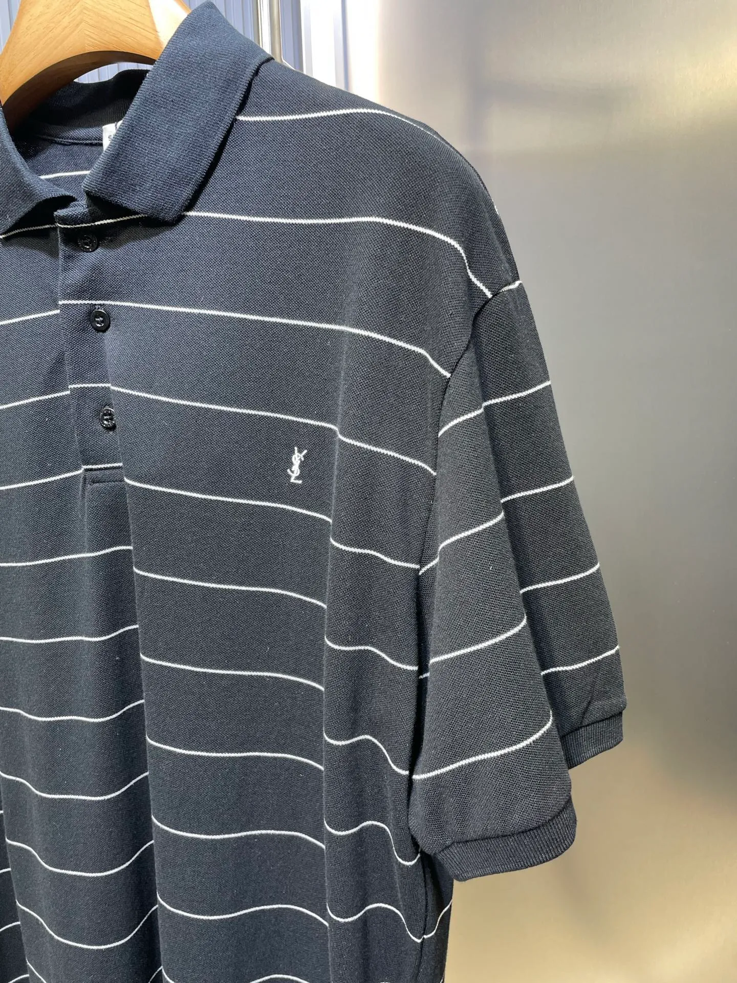 Saint Laurent POLO 1:1 Breathable Black White YSL 1: YSL 2: ： 1:1 YSL 1:1 YSL ： Size： S M L XL ： MM 025-A 55
